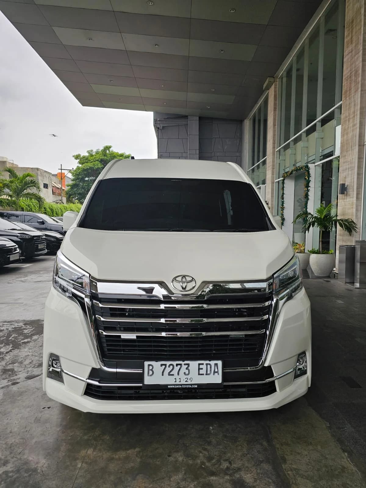Toyota Hiace Luxury 9 Seat foto 2